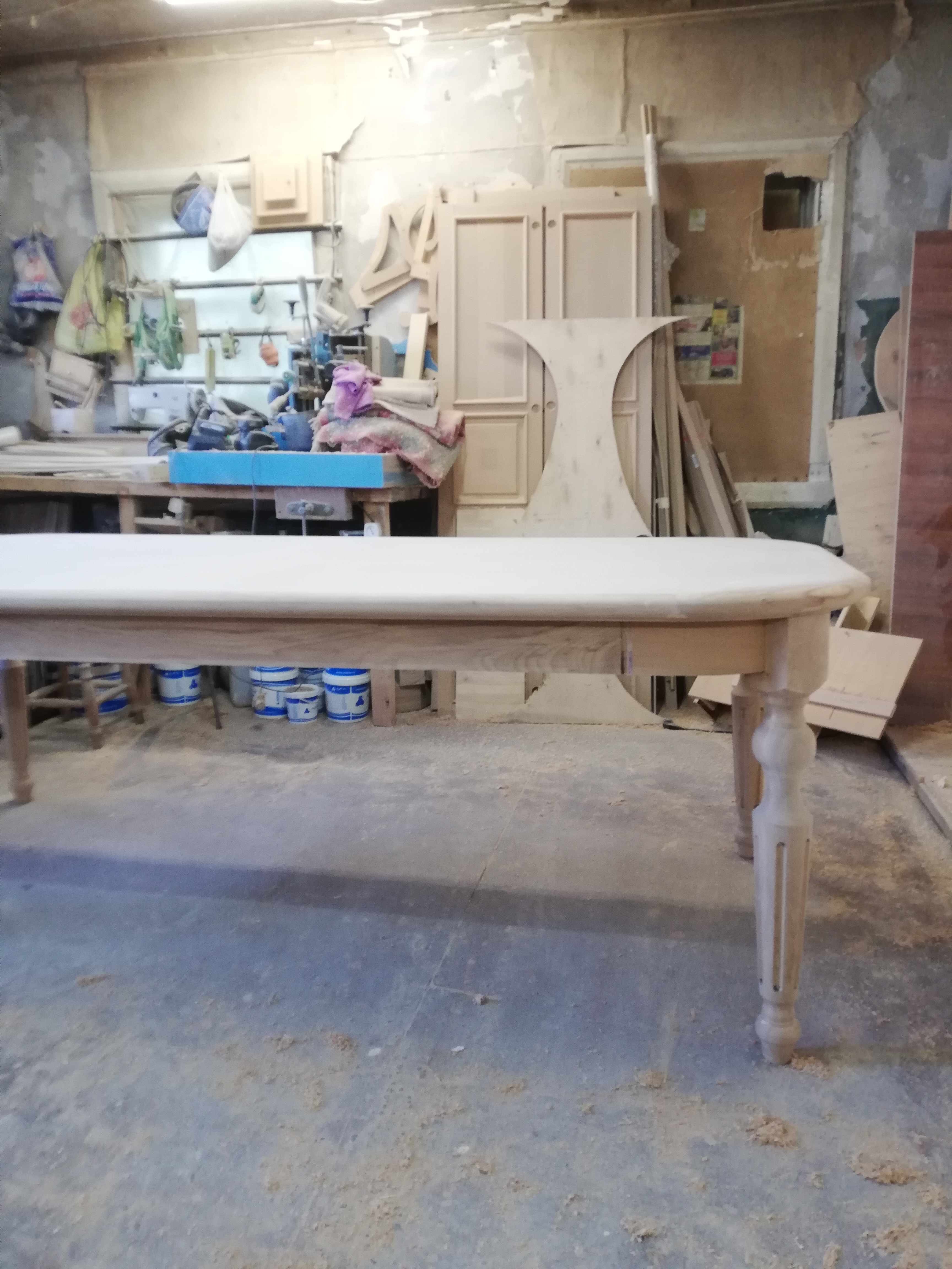 Процесс изготовления стола обеденого на четыре персоны в дизайне zuo park west coffee table в массиве сосны в г. Братске от столярной мастерской ЛариксПро LarixPro.